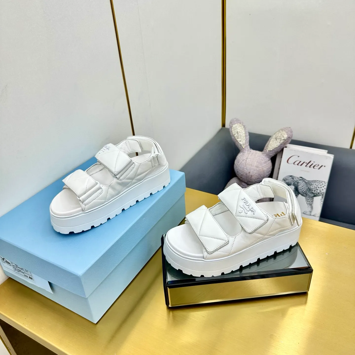 👟👟Ex-factory price 480👟👟 The highest version of Prada's new thick-soled casual sneakers. This sneaker continues the timeless silhouette and is a new classic item. Crafted from leather to enhance style. The style is light, with a triangle buckle logo and a 5CM thick sole. It is suitable for all seasons and can be matched with all kinds of casual styles. In an era where various styles are full of attention, the most long-term companion and the one that captures people's hearts bit by bit is undoubtedly the white shoe. Fabric: Cowhide Lining: Sheepskin Outsole: Original rubber outsole Sole thickness: 5CM Size 35-41